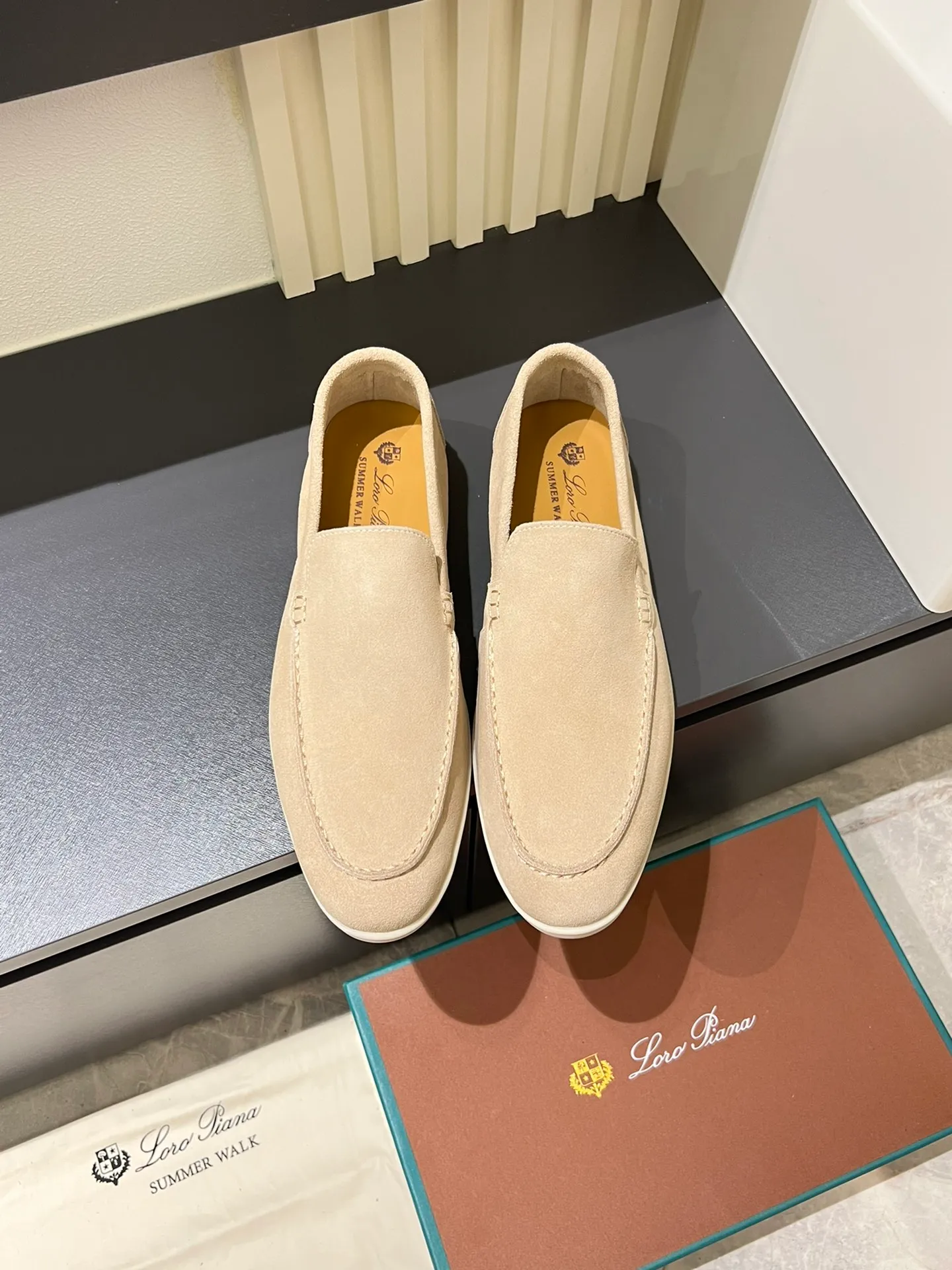 Men's shoes 💰p360 "Loro men's shoes 💰pian'*" Classic L men's shoes for couples 💰p Top version British flat loafers, a must-have item in old money style, the minimalist design is eye-catching and durable, a plus point for dressing The soft foot feel and texture are outstanding. They don’t scratch your feet and are very nice. They are matched with soft and waxy soles. They can be worn daily for a long time without getting tired. They are easy to wear, versatile and classic items, with perfect foot feel and texture! Imported cashmere fabric, the lining is made of imported A-grade water-dyed cow lining, the top version of the genuine leather midsole is sewn with pure handmade mark thread! Size: Female 35-40 (34. Customized) Male 38-44 (45.46. Customized)